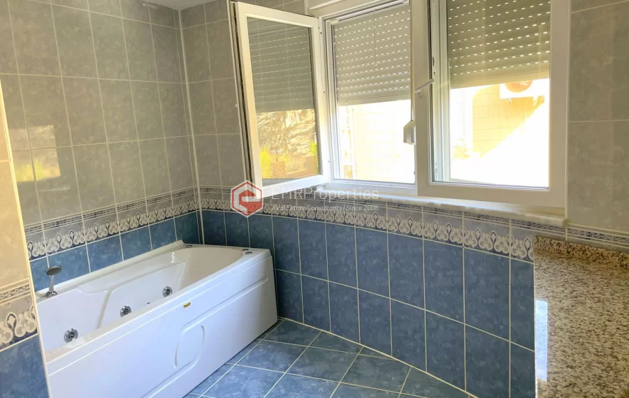 Ruhige, freistehende Villa mit 5 Zimmer, Whirlpool und Kamin zum Verkauf in Demirtasch