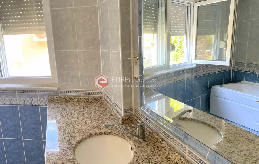 Ruhige, freistehende Villa mit 5 Zimmer, Whirlpool und Kamin zum Verkauf in Demirtasch