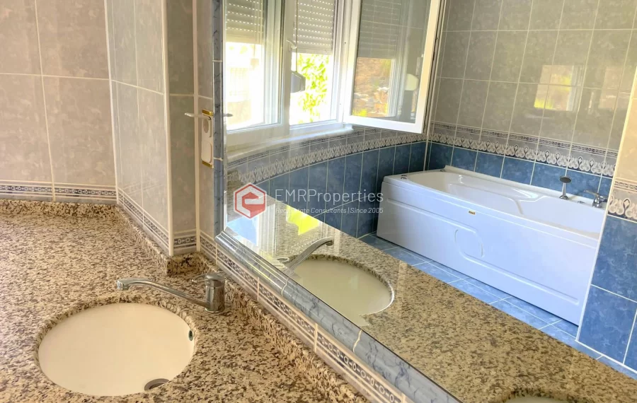 Ruhige, freistehende Villa mit 5 Zimmer, Whirlpool und Kamin zum Verkauf in Demirtasch