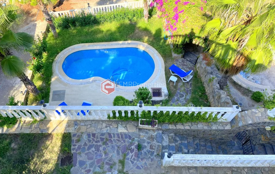 Ruhige, freistehende Villa mit 5 Zimmer, Whirlpool und Kamin zum Verkauf in Demirtasch