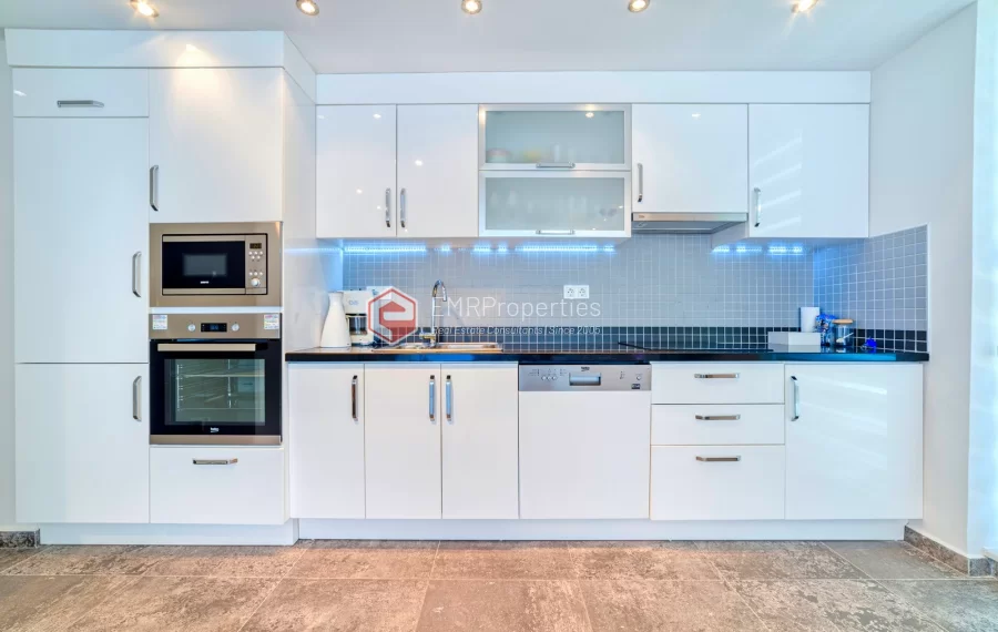 Просторная 4-х спальная квартира с видом на море на продажу в Джикджилли Аланья