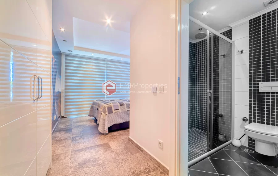 Просторная 4-х спальная квартира с видом на море на продажу в Джикджилли Аланья