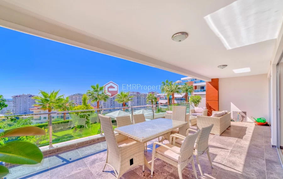 Просторная 4-х спальная квартира с видом на море на продажу в Джикджилли Аланья