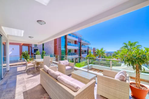 Просторная 4-х спальная квартира с видом на море на продажу в Джикджилли Аланья