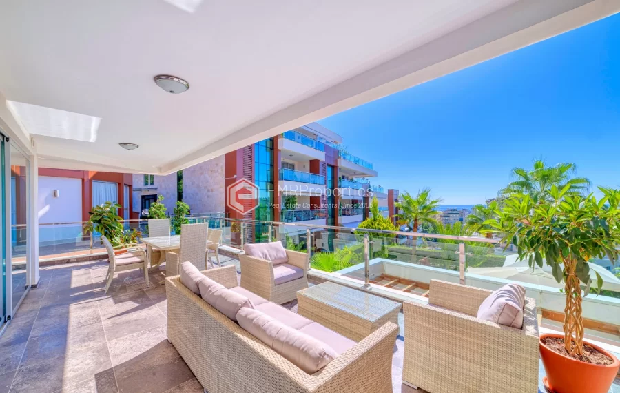 Просторная 4-х спальная квартира с видом на море на продажу в Джикджилли Аланья