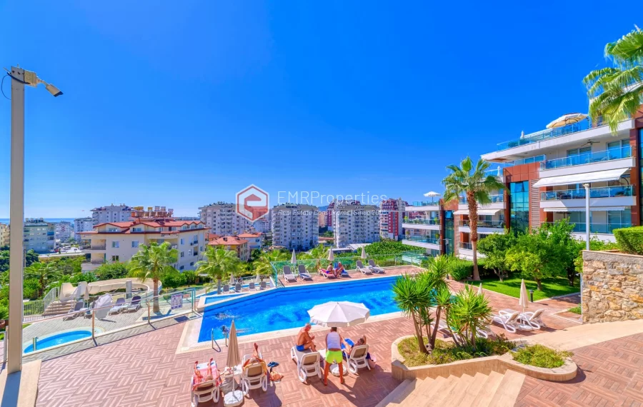 Просторная 4-х спальная квартира с видом на море на продажу в Джикджилли Аланья