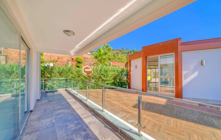 Просторная 4-х спальная квартира с видом на море на продажу в Джикджилли Аланья