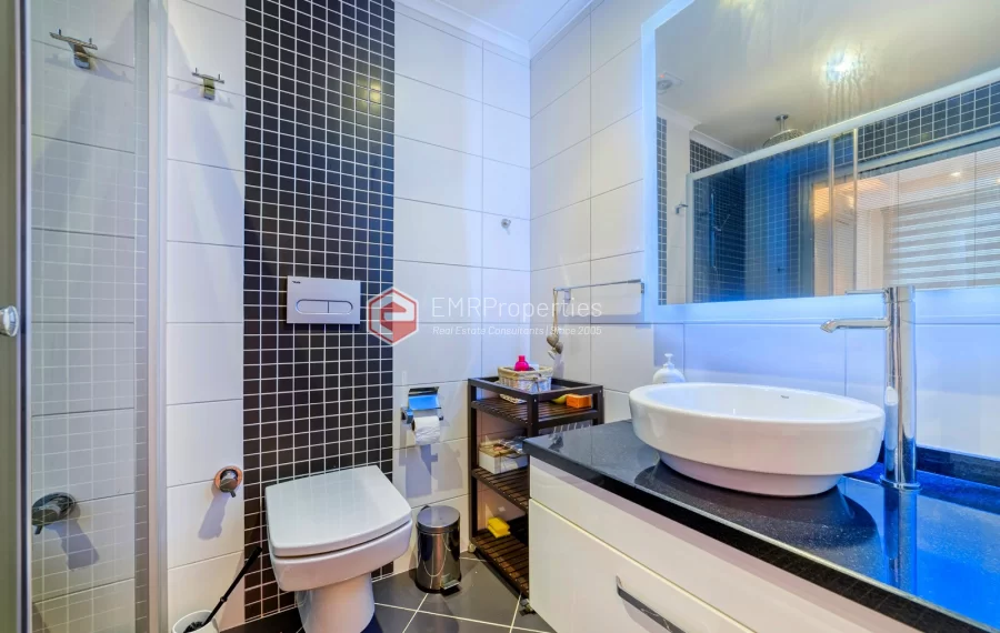 Просторная 4-х спальная квартира с видом на море на продажу в Джикджилли Аланья