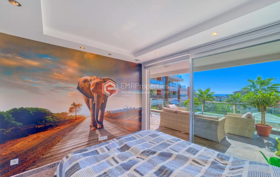 Просторная 4-х спальная квартира с видом на море на продажу в Джикджилли Аланья