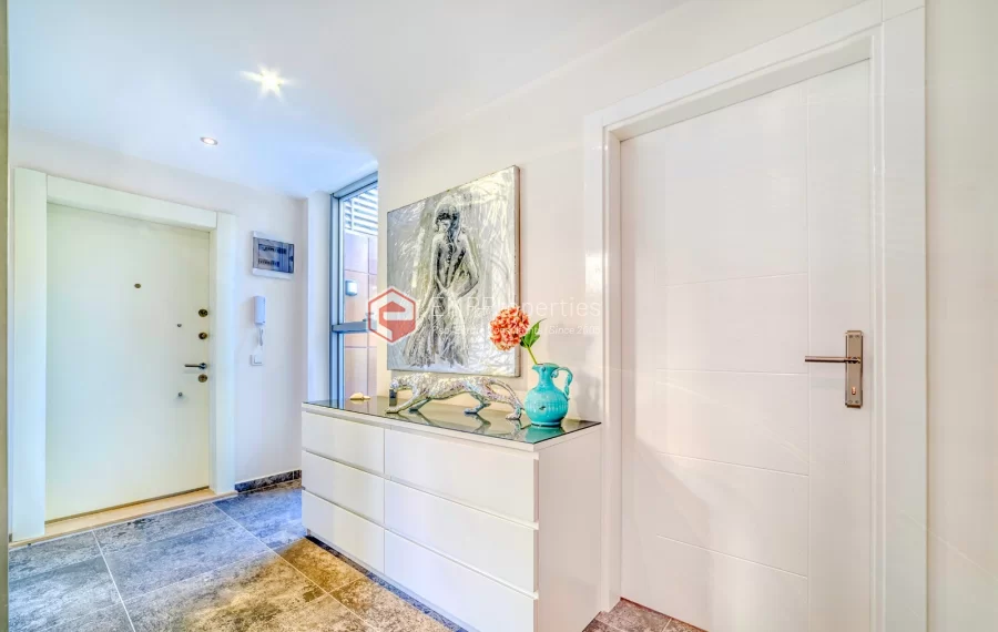 Просторная 4-х спальная квартира с видом на море на продажу в Джикджилли Аланья