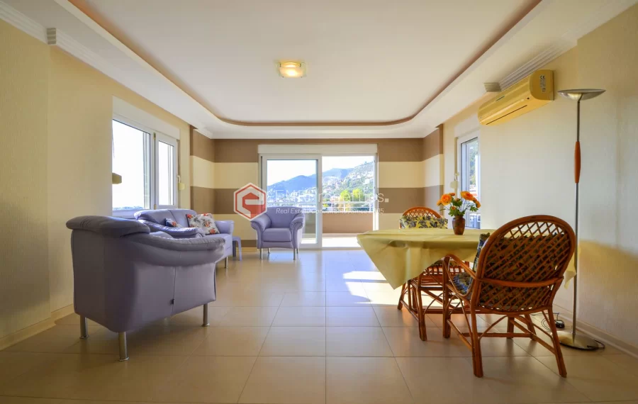 Продается современная 2-комнатная квартира с видом на море и замок в Джикджилли.