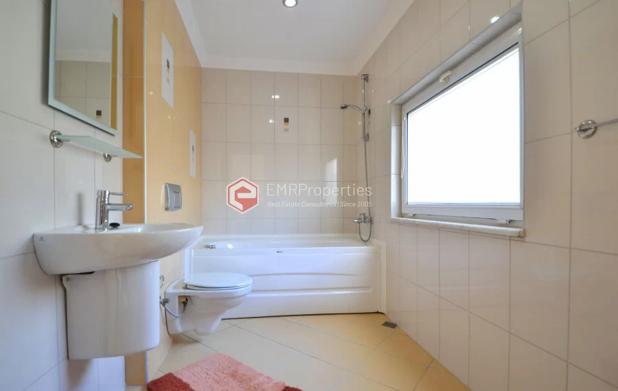 Продается современная 2-комнатная квартира с видом на море и замок в Джикджилли.