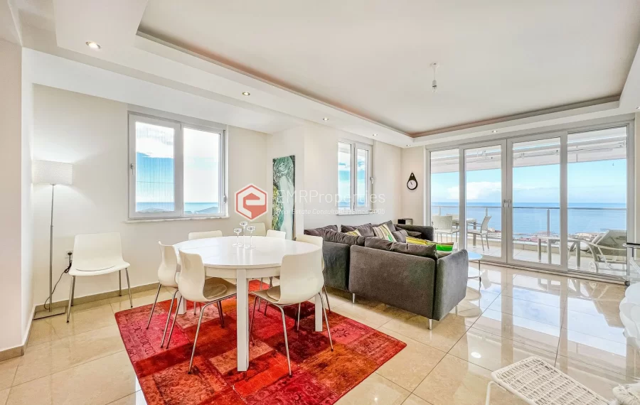 Dvoetazni penthouse s pogledom na more sa originalnim dizajnom interijera na prodaju u Konaklima