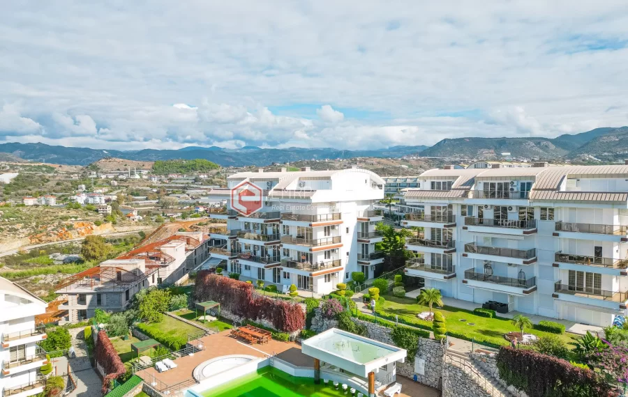 Dvoetazni penthouse s pogledom na more sa originalnim dizajnom interijera na prodaju u Konaklima