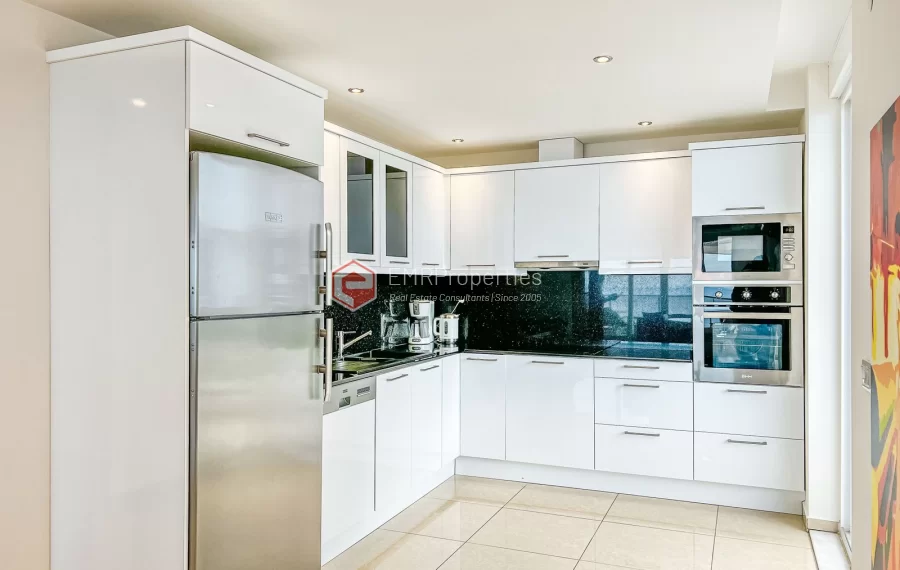 Dvoetazni penthouse s pogledom na more sa originalnim dizajnom interijera na prodaju u Konaklima