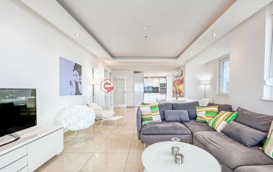 Dvoetazni penthouse s pogledom na more sa originalnim dizajnom interijera na prodaju u Konaklima