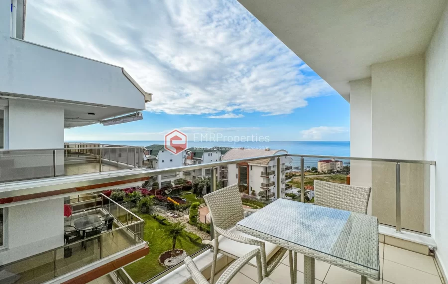 Dvoetazni penthouse s pogledom na more sa originalnim dizajnom interijera na prodaju u Konaklima