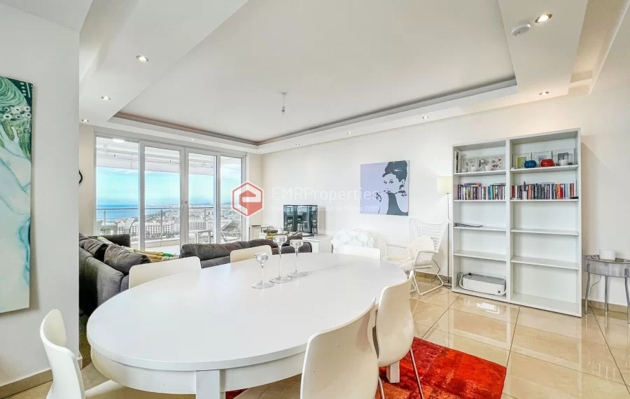 Dvoetazni penthouse s pogledom na more sa originalnim dizajnom interijera na prodaju u Konaklima