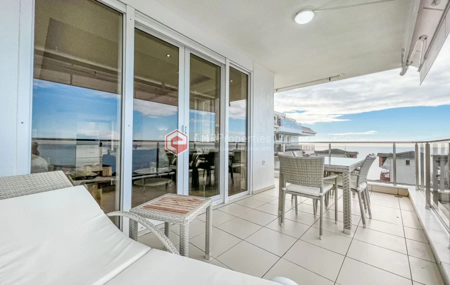 Dvoetazni penthouse s pogledom na more sa originalnim dizajnom interijera na prodaju u Konaklima