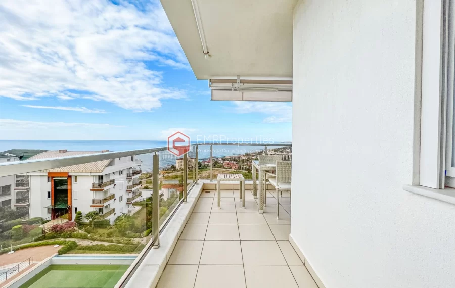 Dvoetazni penthouse s pogledom na more sa originalnim dizajnom interijera na prodaju u Konaklima