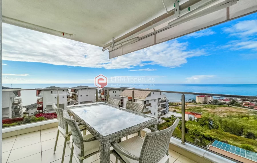 Dvoetazni penthouse s pogledom na more sa originalnim dizajnom interijera na prodaju u Konaklima