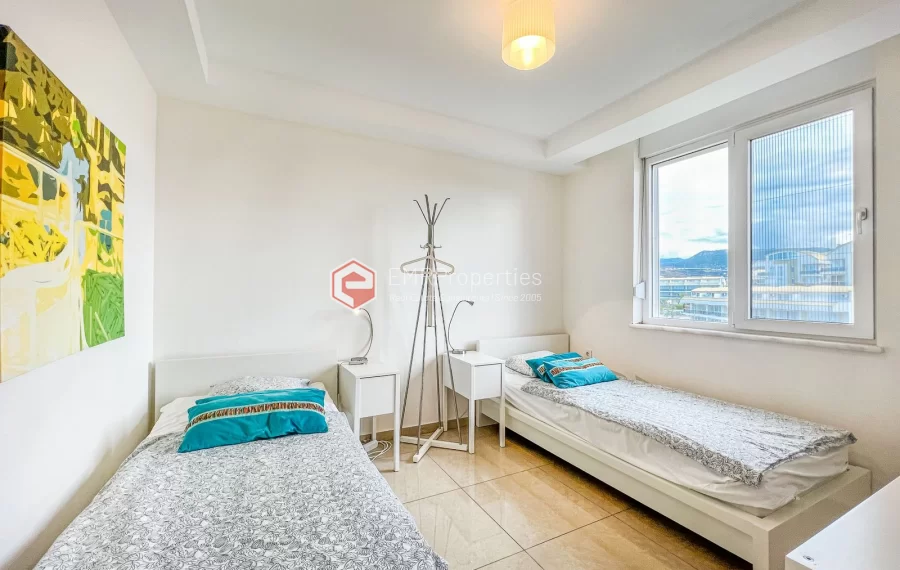 Dvoetazni penthouse s pogledom na more sa originalnim dizajnom interijera na prodaju u Konaklima