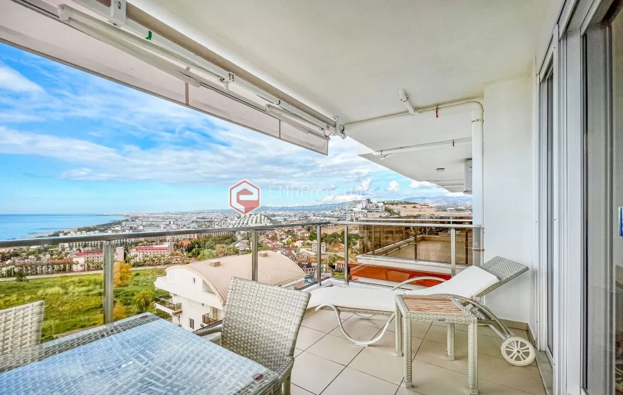 Dvoetazni penthouse s pogledom na more sa originalnim dizajnom interijera na prodaju u Konaklima