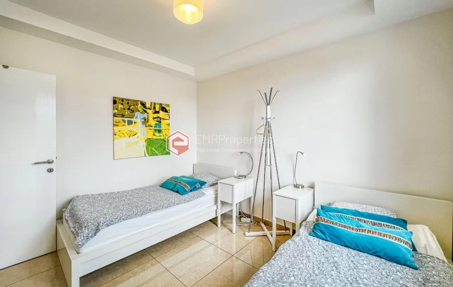 Dvoetazni penthouse s pogledom na more sa originalnim dizajnom interijera na prodaju u Konaklima