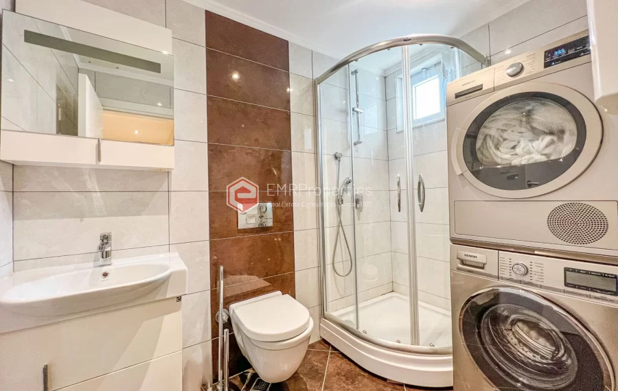 Dvoetazni penthouse s pogledom na more sa originalnim dizajnom interijera na prodaju u Konaklima