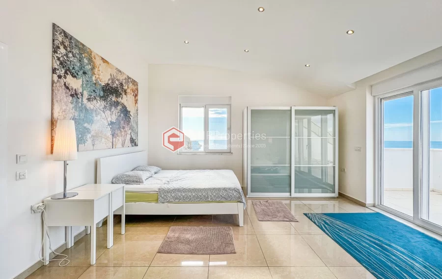 Dvoetazni penthouse s pogledom na more sa originalnim dizajnom interijera na prodaju u Konaklima