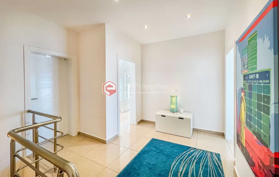 Dvoetazni penthouse s pogledom na more sa originalnim dizajnom interijera na prodaju u Konaklima