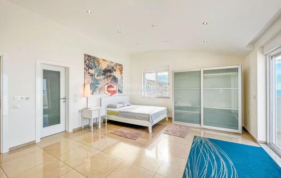 Dvoetazni penthouse s pogledom na more sa originalnim dizajnom interijera na prodaju u Konaklima