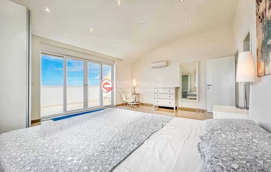 Dvoetazni penthouse s pogledom na more sa originalnim dizajnom interijera na prodaju u Konaklima