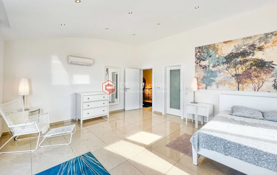 Dvoetazni penthouse s pogledom na more sa originalnim dizajnom interijera na prodaju u Konaklima