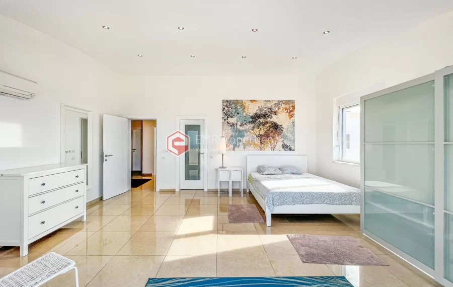 Dvoetazni penthouse s pogledom na more sa originalnim dizajnom interijera na prodaju u Konaklima