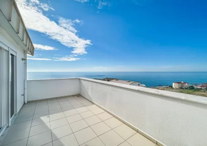 Двухуровневый пентхаус с видом на море с оригинальным дизайном интерьера на продажу в Конаклы.