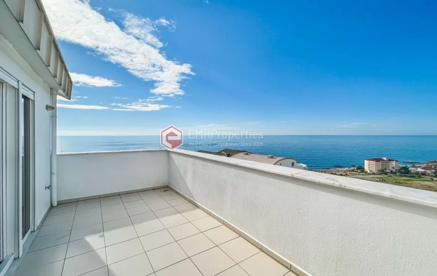 Dvoetazni penthouse s pogledom na more sa originalnim dizajnom interijera na prodaju u Konaklima