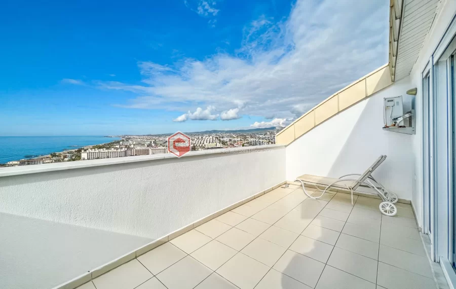 Dvoetazni penthouse s pogledom na more sa originalnim dizajnom interijera na prodaju u Konaklima