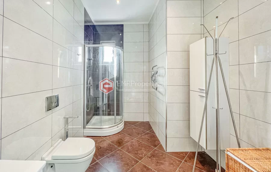 Dvoetazni penthouse s pogledom na more sa originalnim dizajnom interijera na prodaju u Konaklima