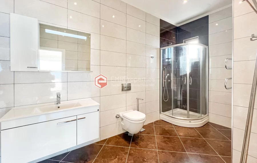 Dvoetazni penthouse s pogledom na more sa originalnim dizajnom interijera na prodaju u Konaklima