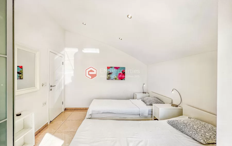 Dvoetazni penthouse s pogledom na more sa originalnim dizajnom interijera na prodaju u Konaklima