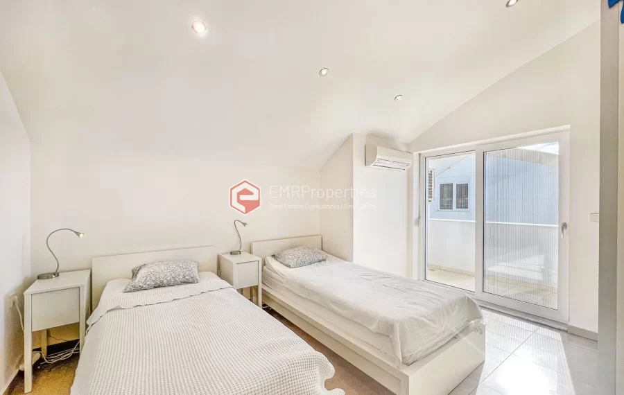 Dvoetazni penthouse s pogledom na more sa originalnim dizajnom interijera na prodaju u Konaklima