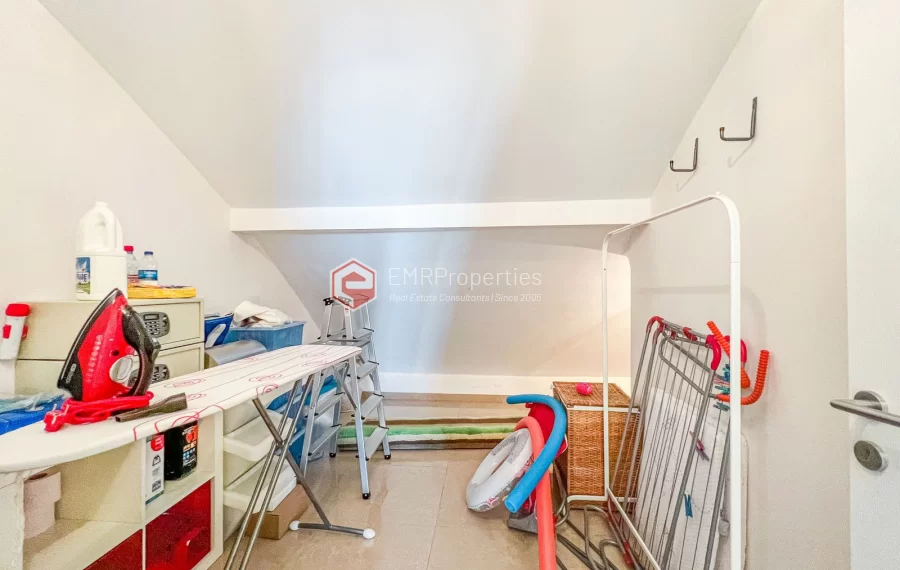 Dvoetazni penthouse s pogledom na more sa originalnim dizajnom interijera na prodaju u Konaklima