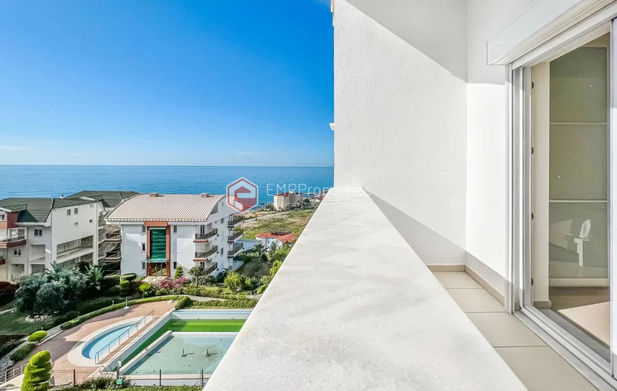 Dvoetazni penthouse s pogledom na more sa originalnim dizajnom interijera na prodaju u Konaklima