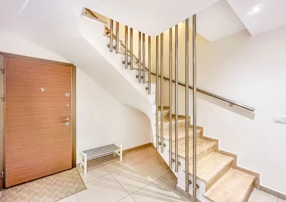 Двухуровневый пентхаус с видом на море с оригинальным дизайном интерьера на продажу в Конаклы.