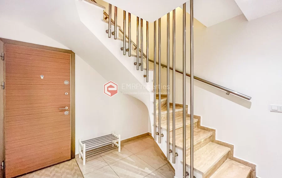 Dvoetazni penthouse s pogledom na more sa originalnim dizajnom interijera na prodaju u Konaklima