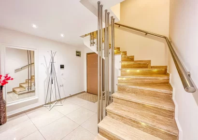 Двухуровневый пентхаус с видом на море с оригинальным дизайном интерьера на продажу в Конаклы.