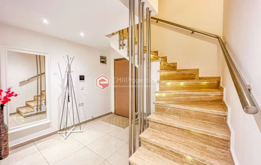 Dvoetazni penthouse s pogledom na more sa originalnim dizajnom interijera na prodaju u Konaklima