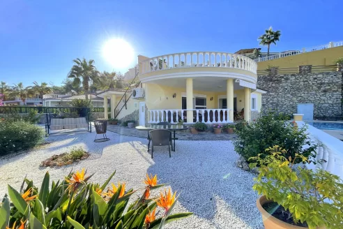 Freistehende Villa mit 3 Zimmer zum Verkauf in Kargicak mit Panoramablick