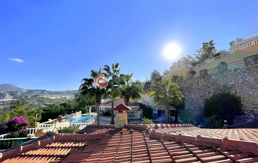 Freistehende Villa mit 3 Zimmer zum Verkauf in Kargicak mit Panoramablick